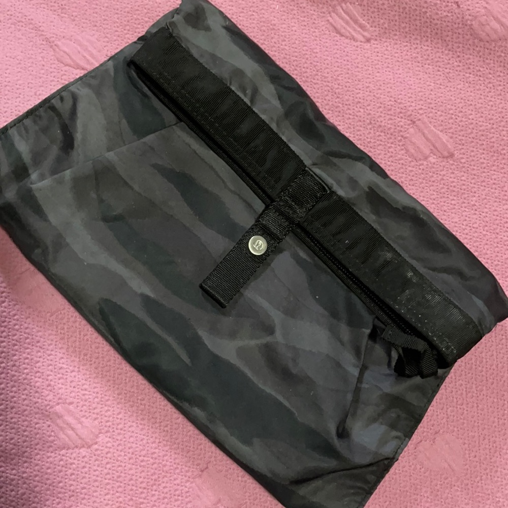 Lululemon makeup travel kit GUC camo